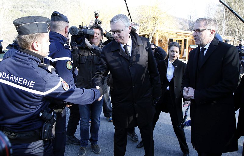 El CEO de Germanwings, Thomas Winkelmann, y el CEO de Lufthansa, Carsten Spohr, a su llegada a la ceremonia en conmemoración a las víctimas de la tragedia aérea.