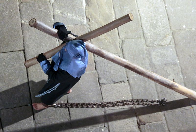 La procesión penitencial de Jesús Flagelado recorre las calles de Santiago de Compostela.