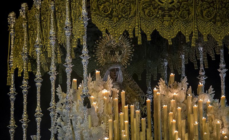 La Virgen de la Esperanza de Triana durante la 'Madrugá'