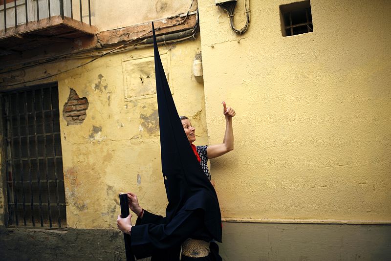 Una turista junto a un cofrade en Málaga
