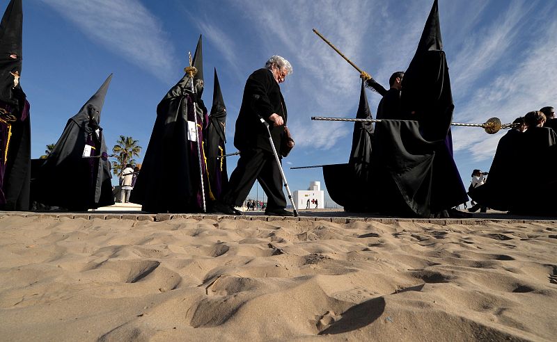 Penitentes y arena, en Valencia