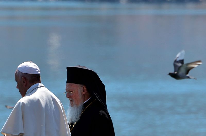 El papa Francisco implora desde Lesbos una solución para los refugiados