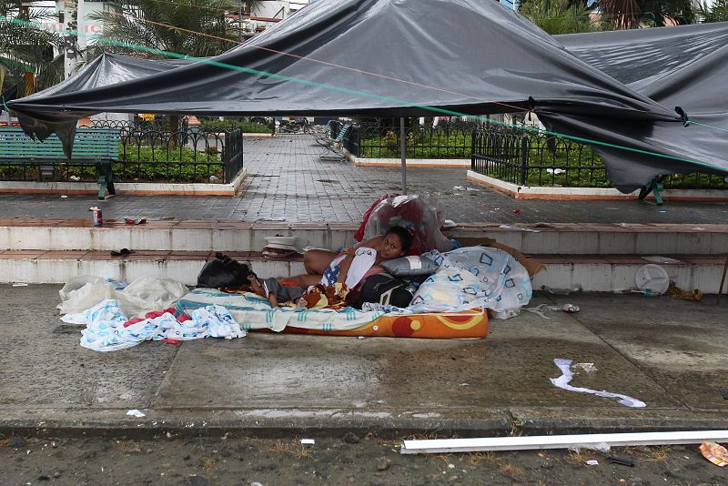 Una mujer y un niño descansan Pedernales, epicentro de la tragedia