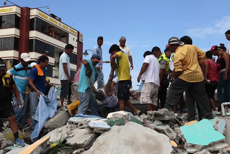 Rescatan a un cuerpo de entre los escombros en Pedernales