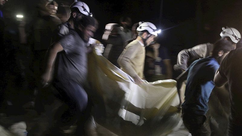 Sanitarios evacúan a heridos tras el bombardeo de un hospital en Alepo, el 27 de abril de 2016. REUTERS/Abdalrhman Ismail