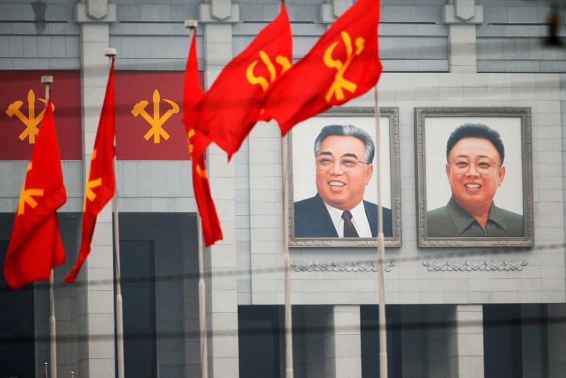 Imágenes de Kim il-sung y Kim Jong-il, abuelo y padre del actual líder, Kim Jong-un decoran la Casa de la Cultura del 25 de abril en Pyonyang.