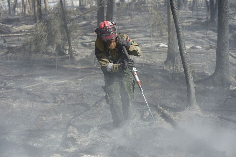 Un bombero trabaja en el área de Parsons Creek en Fort McMurray