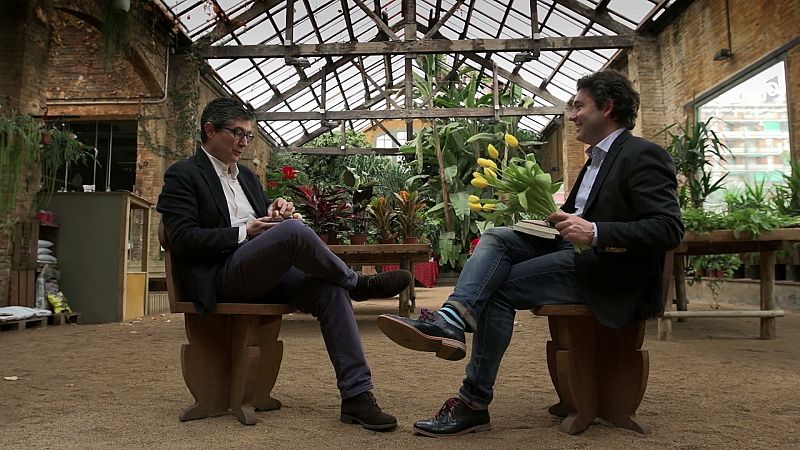 Marc charla con Fernando Trias de Bes.