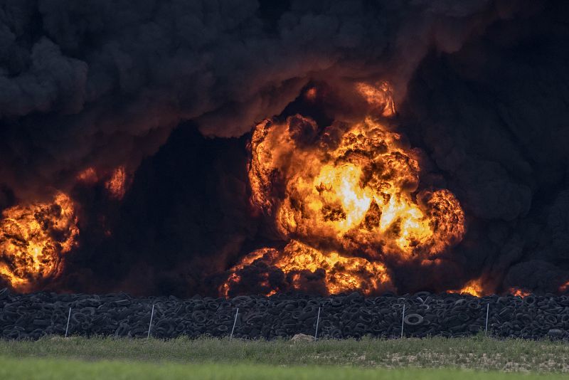 Vista del incendio producido hoy en el cementerio de neumáticos de Seseña