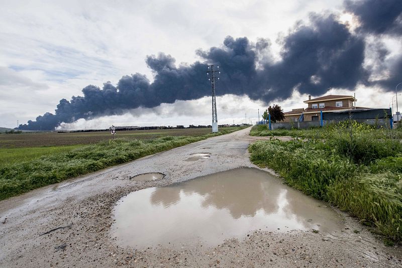 Columna de humo provocada por el fuego