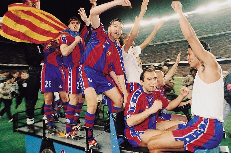 Los jugadores del FC Barcelona celebran el título de de la Liga 1997-1998.