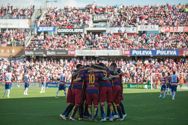 Los jugadores del Barça celebran el título en el césped de Los Cármenes (2016).