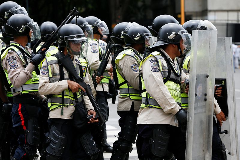 Policía pertrechada con equipamiento antidisturbios en Caracas