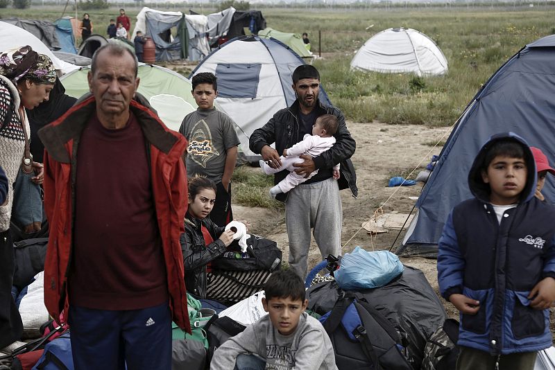 POLICÍA GRIEGA COMIENZA A DESALOJAR EL CAMPAMENTO DE REFUGIADOS DE IDOMENI