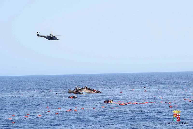 Otros ocupantes de la barcaza han sido rescatadas por las lanchas salvavidas italianas