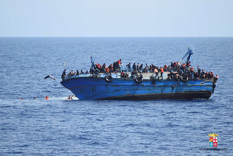 La embarcación, poco antes del naufragio, tras ser localizada por la Marina Militare de Italia