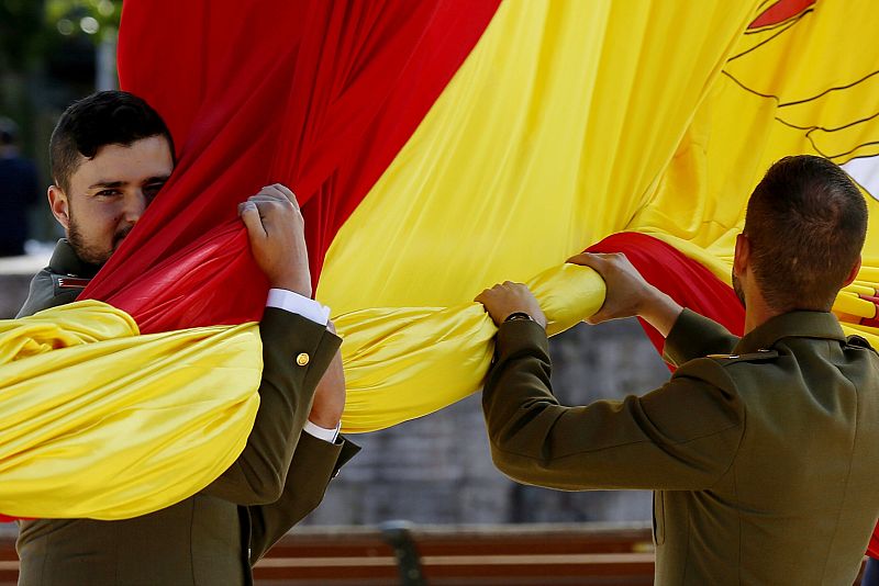 Dos soldados del Ejército de Tierra proceden al Izado de la Bandera en la Plaza de Colón