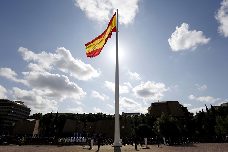 Solemne izado de la Bandera, una enseña de 290 metros cuadrados, en la Plaza de Colón de Madrid