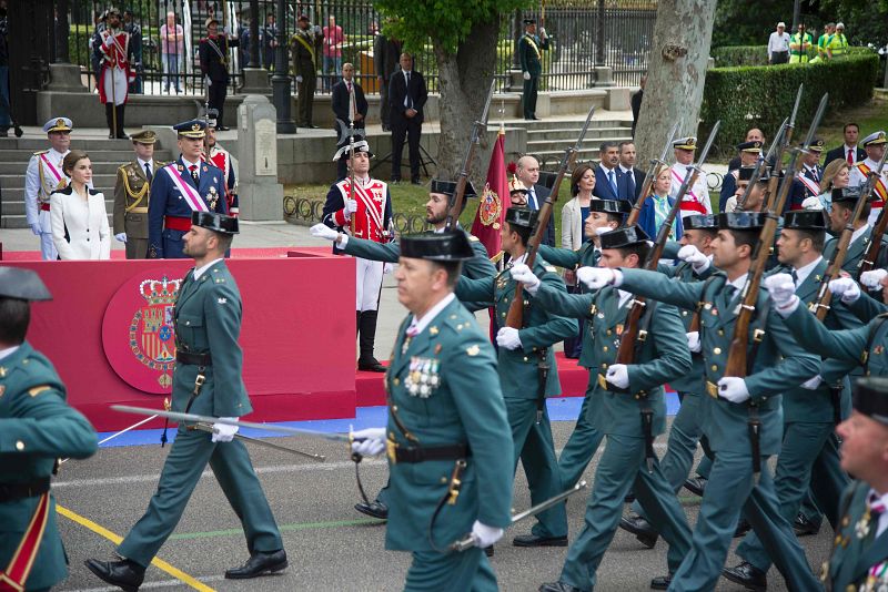 Felipe VI y la reina Letizia observan el desfile desde el palco de honor