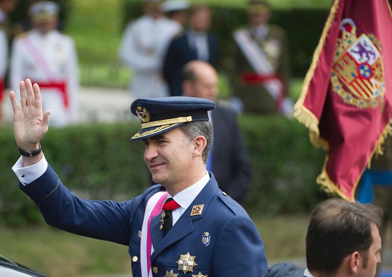Felipe VI saluda en el día de las Fuerzas Armadas
