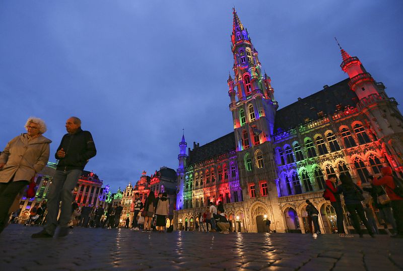 El ayuntamiento de la capital belga se ha iluminado con los colores del arcoíris en honor a las víctimas de la masacre de Orlando.