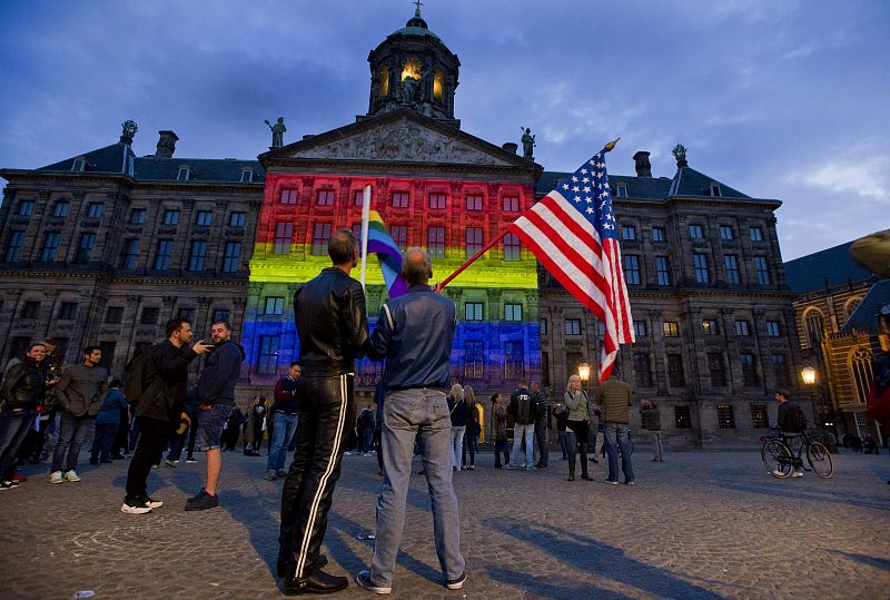 El Palacio Real de la capital holandesa también se ha teñido de los colores del arcoíris.