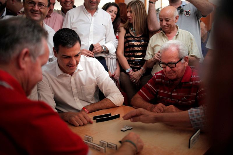 Partida de dominó de Sánchez "con verdaderos expertos"