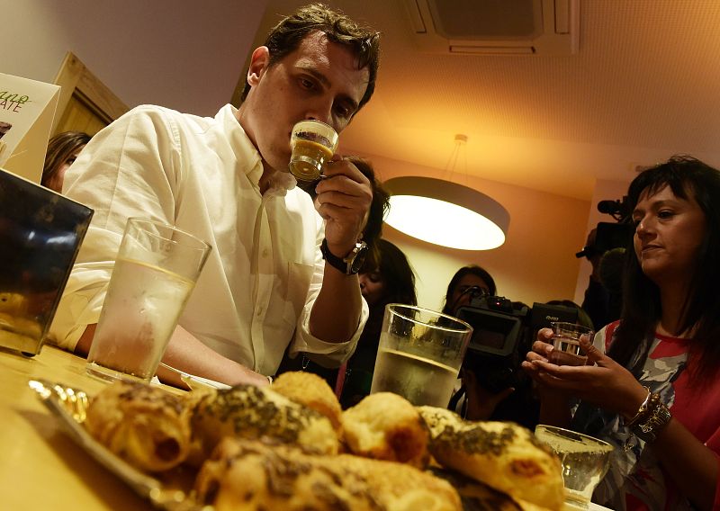 En una visita electoral a Guadalajara, el candidato de Ciudadanos, Albert Rivera, ha hecho un parón para tomar un café.