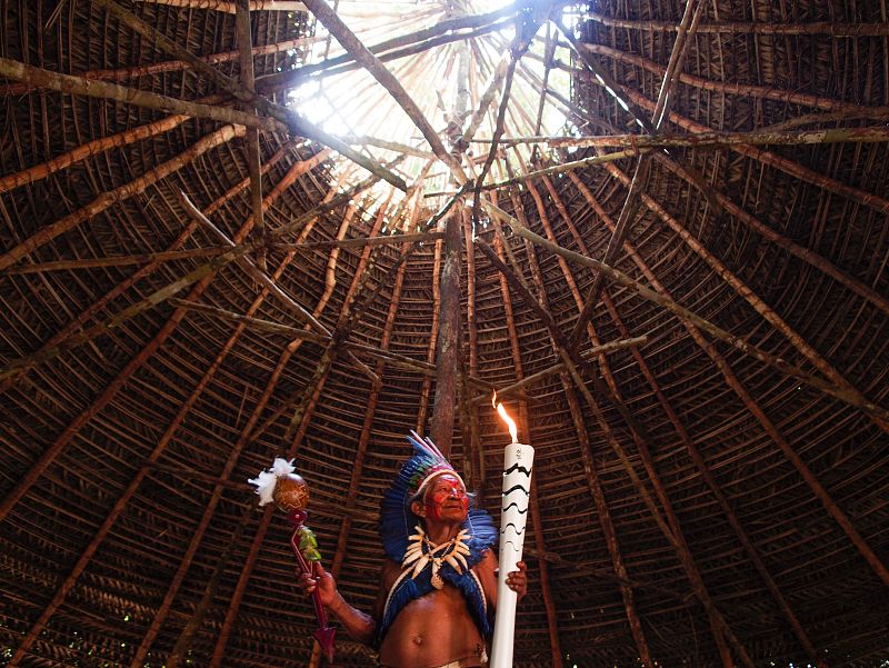 El chamán Raimundo Dessana porta la antorcha