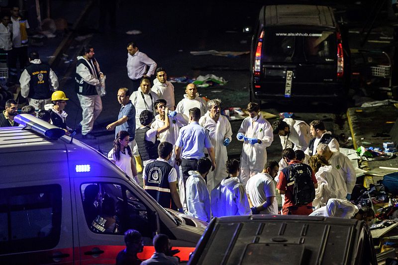 La policía forense inspecciona la zona del atentado