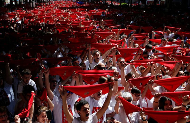 'Marea roja' en la plaza del Ayuntamiento de Pamplona