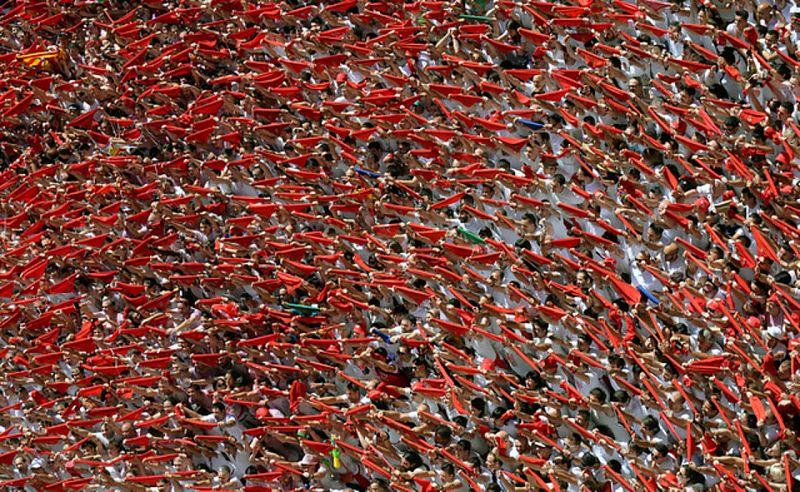 Un baño de pañuelos rojos en Pamplona