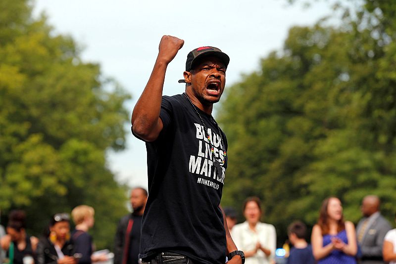 En St. Paul, Minnesota, cientos de personas protestan por la muerte de Philando Castile, tiroteado este miércoles por la policía.