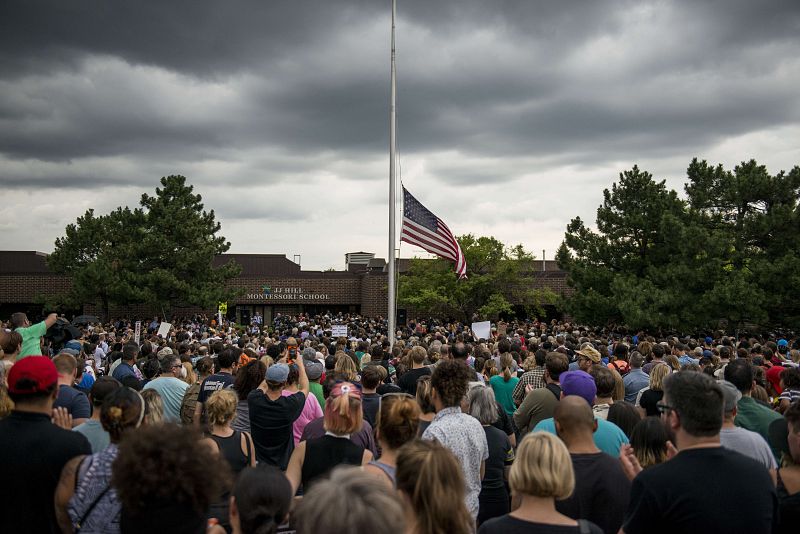 La bandera americana ondea a media asta en la escuela de Minnesota donde Philando Castile, tiroteado por la policía, trabajaba.