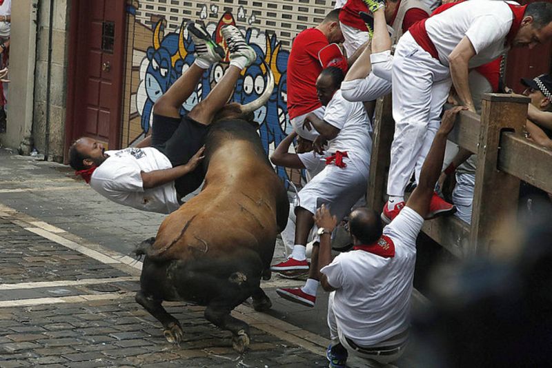 Un toro de Cebada Gago embiste a un mozo en la curva de Mercaderes