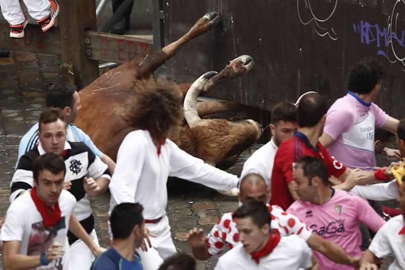 Un toro cae a su llegada a la curva de Mercaderes