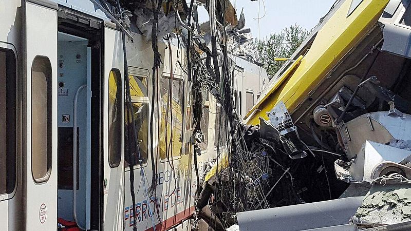 Estado en el que han quedado los vagones tras el choque de trenes