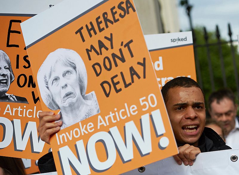 Manifestantes pro-Brexit piden celeridad a Theresa May para dejar la UE
