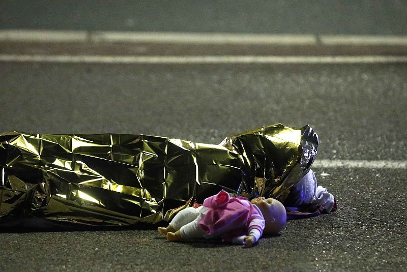 Un cuerpo tendido en el suelo con una muñeca al lado, tras el atentado terrorista en Niza