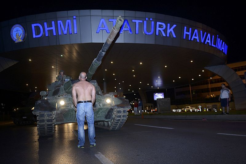 El hombre, después, se ha plantado frente al carro de combate rebelde.
