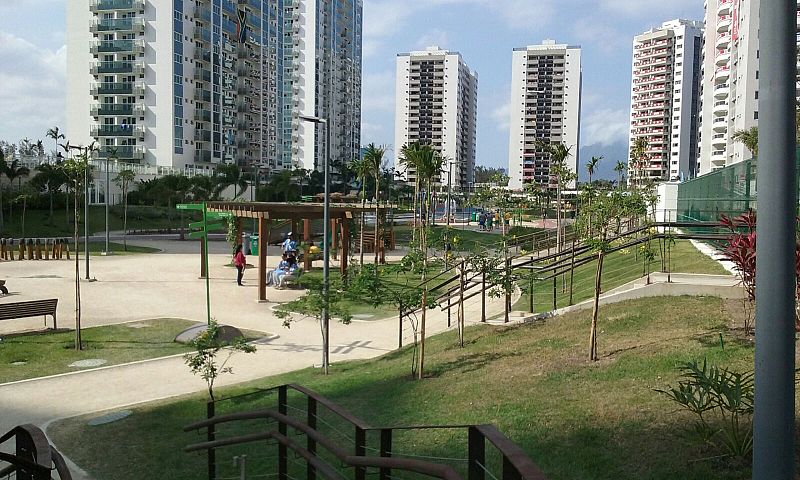 La Villa Olímpica cuenta con varias zonas verdes y de recreo para los atletas.