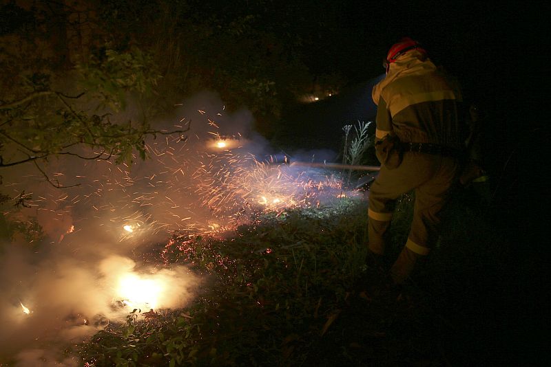 Efectivos de la UME trabajan en la extinción del incendio originado en Cotobade