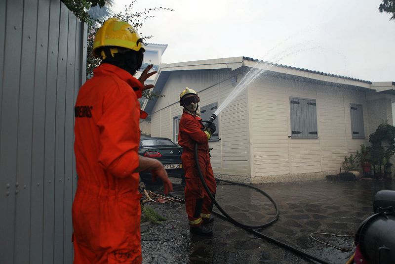Efectivos trabajan en la extinción del incendio forestal
