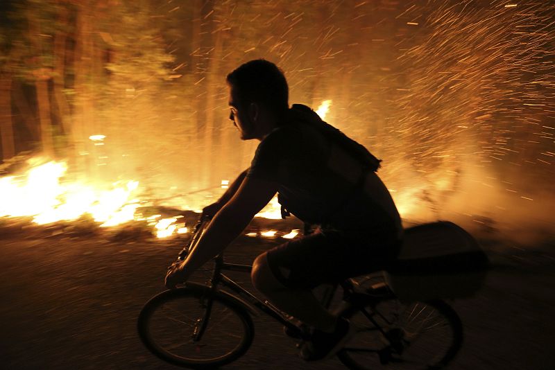 Los ciudadanos ayudan en las labores de extinción del incendio forestal de Arbo