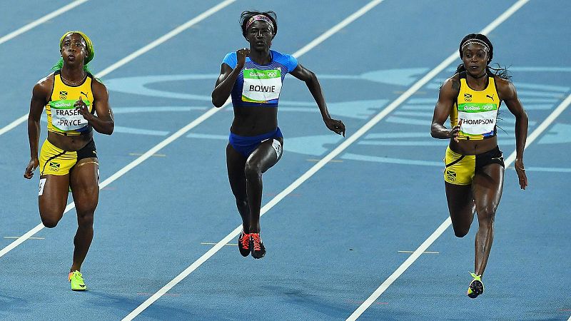 Carrera de los 100m lisos femeninos en Río 2016: de izquierda a derecha, Shelly-Ann Fraser-Pryce (Jamaica), bronce; Tori Bowie (EE.UU), plata, y Elaine Thompson (Jamaica), oro. AFP PHOTO / Jewel SAMAD