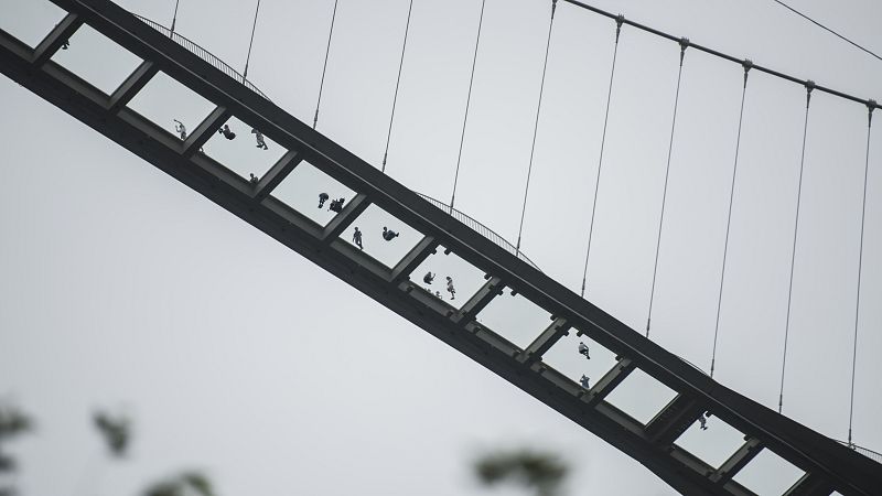 El puente de cristal más largo y alto del mundo está en China