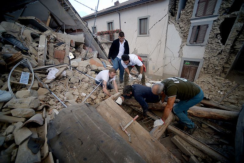 Se ha producido cerca de L'Aquila, donde en 2009 se produjo un seísmo de 6,3 grados que causó más de 300 muertos.
