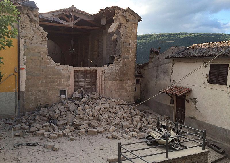 Estado de una vivienda en Accumuli di Rieti, tras el movimiento de tierra.