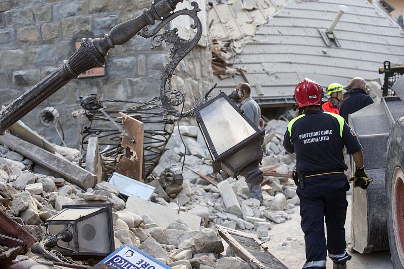 Los Efectivos de Protección Civil trabajan entre los escombros