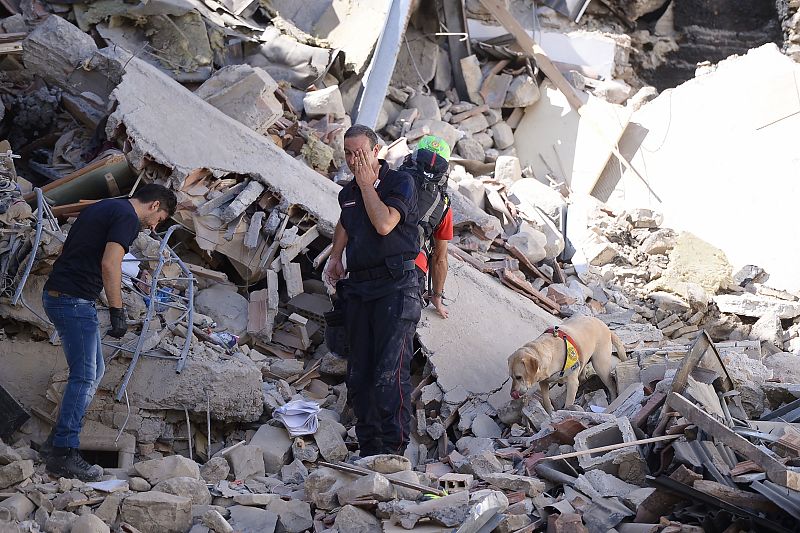 Rescatadores y bomberos buscan supervivientes entre los escombros en Amatrice